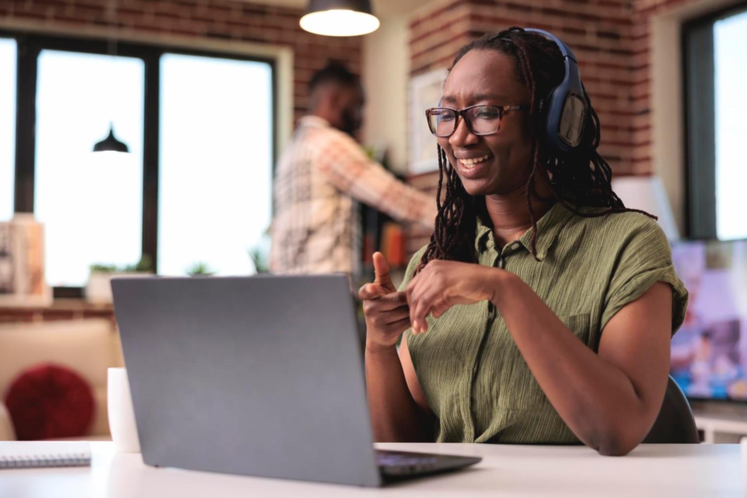 Professionelle Finanzberatung und Budgetplanung in modernem Büroumfeld