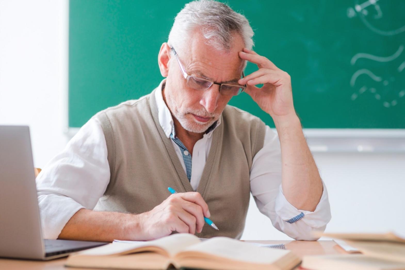 Arbeitsplatz mit Finanzunterlagen und Taschenrechner für strukturierte Budgetplanung